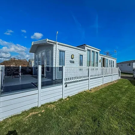 Beautiful 6 Berth Caravan With Decking At Dovercourt Park, Essex Ref 44009G Great Oakley  Экстерьер фото