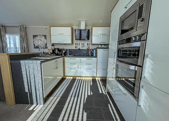 Beautiful 6 Berth Caravan With Decking At Dovercourt Park, Essex Ref 44009G