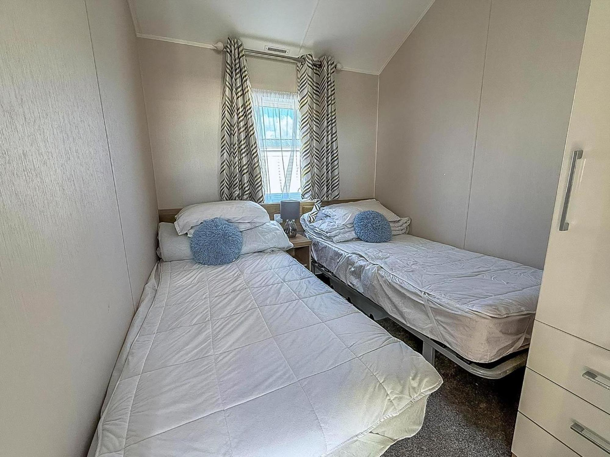 Beautiful 6 Berth Caravan With Decking At Dovercourt Park, Essex Ref 44009g Campsite *