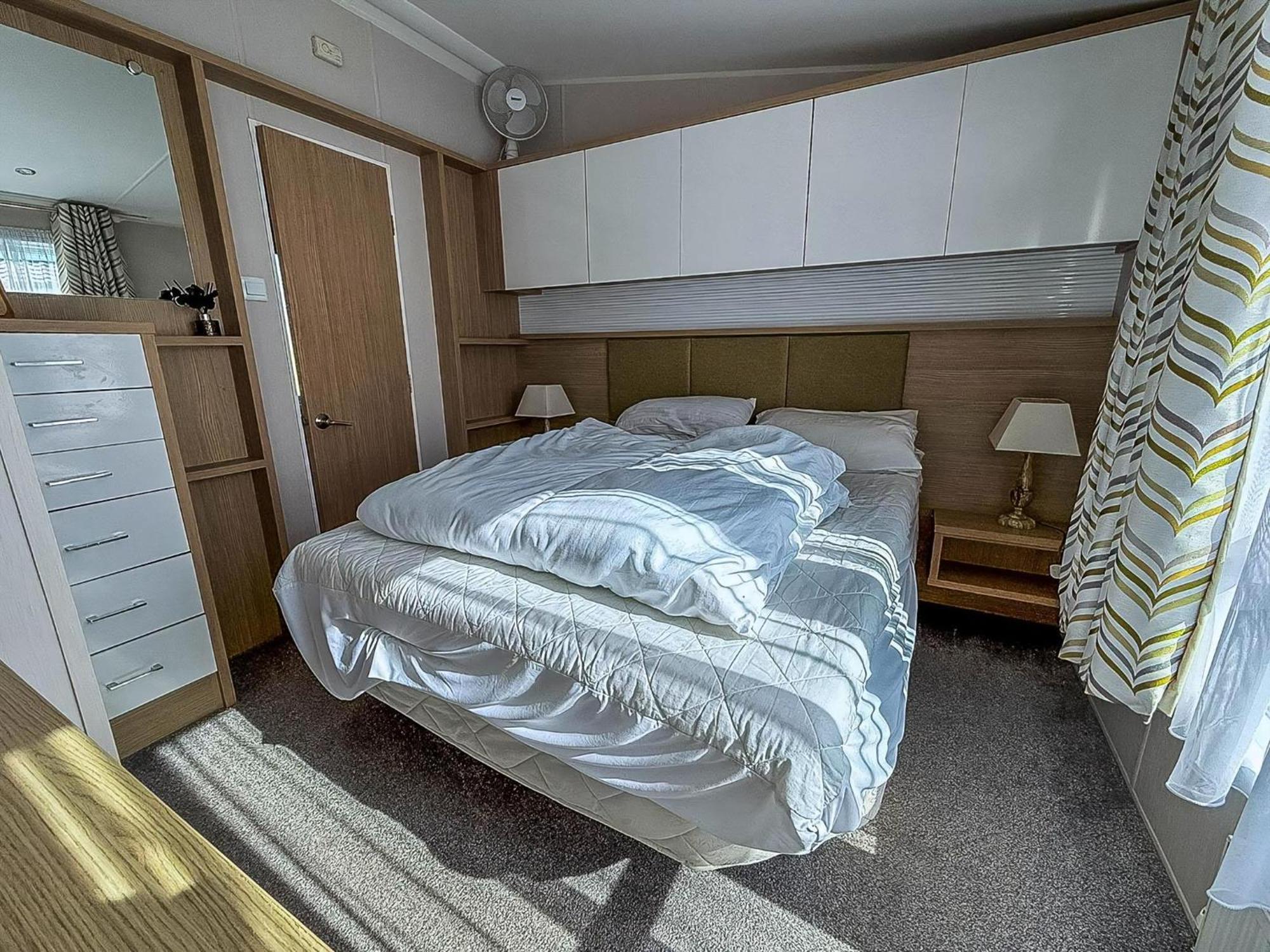 Campsite Beautiful 6 Berth Caravan With Decking At Dovercourt Park, Essex Ref 44009g *