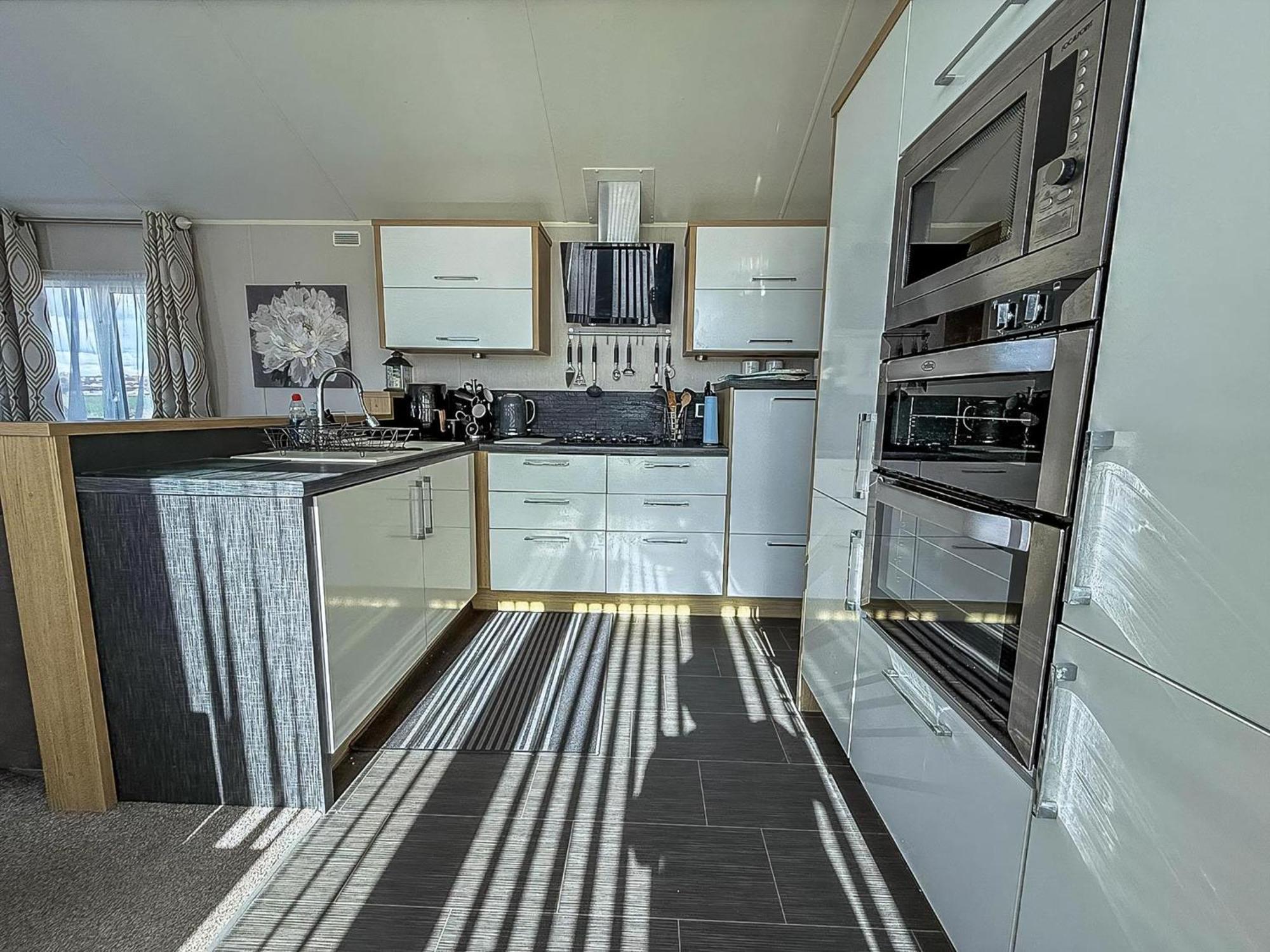Campsite Beautiful 6 Berth Caravan With Decking At Dovercourt Park, Essex Ref 44009g Great Oakley (Essex)