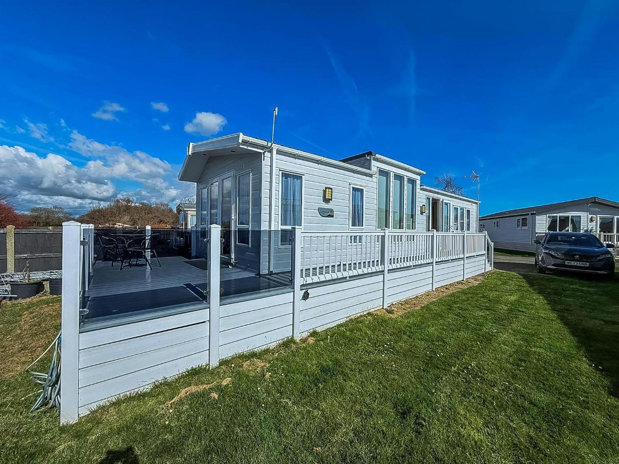 Beautiful 6 Berth Caravan With Decking At Dovercourt Park, Essex Ref 44009g Great Oakley (Essex)
