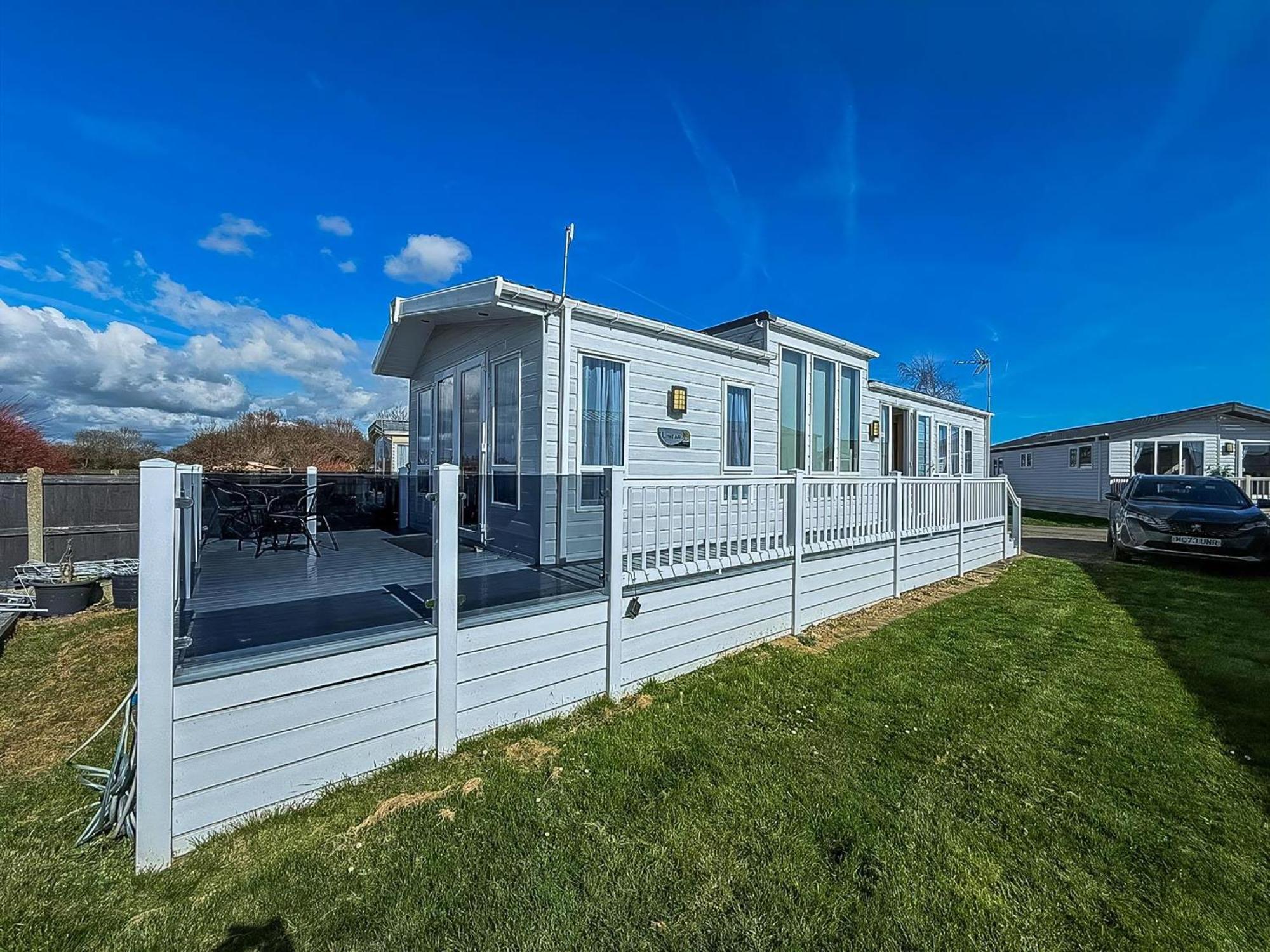 Beautiful 6 Berth Caravan With Decking At Dovercourt Park, Essex Ref 44009g