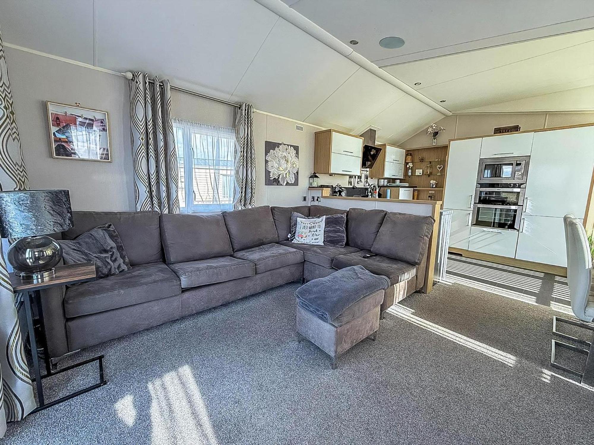 Campsite Beautiful 6 Berth Caravan With Decking At Dovercourt Park, Essex Ref 44009g *