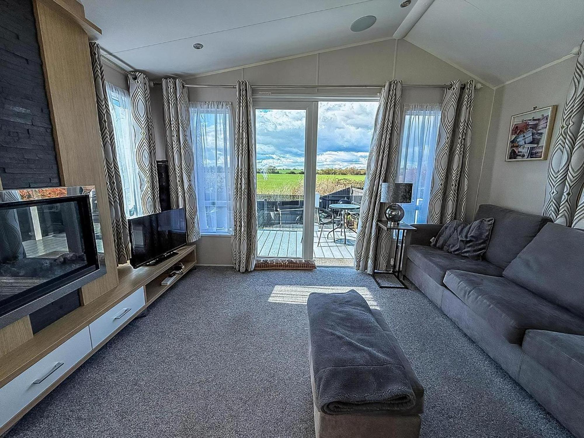 Campsite Beautiful 6 Berth Caravan With Decking At Dovercourt Park, Essex Ref 44009g Great Oakley (Essex)